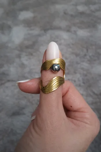 Bague Ajustable Ondulations Dorées Perle Argentée – Acier Inoxydable