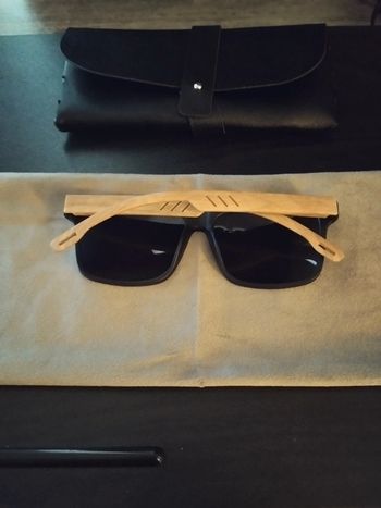 Lunettes de soleil bambou neuves avec étui