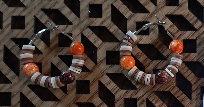 Créoles marron et beige