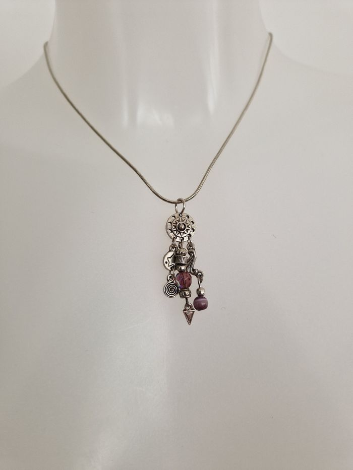 Collier argenté avec décorations et perles rosées - photo numéro 3