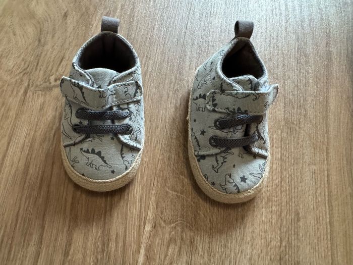 Une paire de chaussures bébé Gemo naissance très bon état