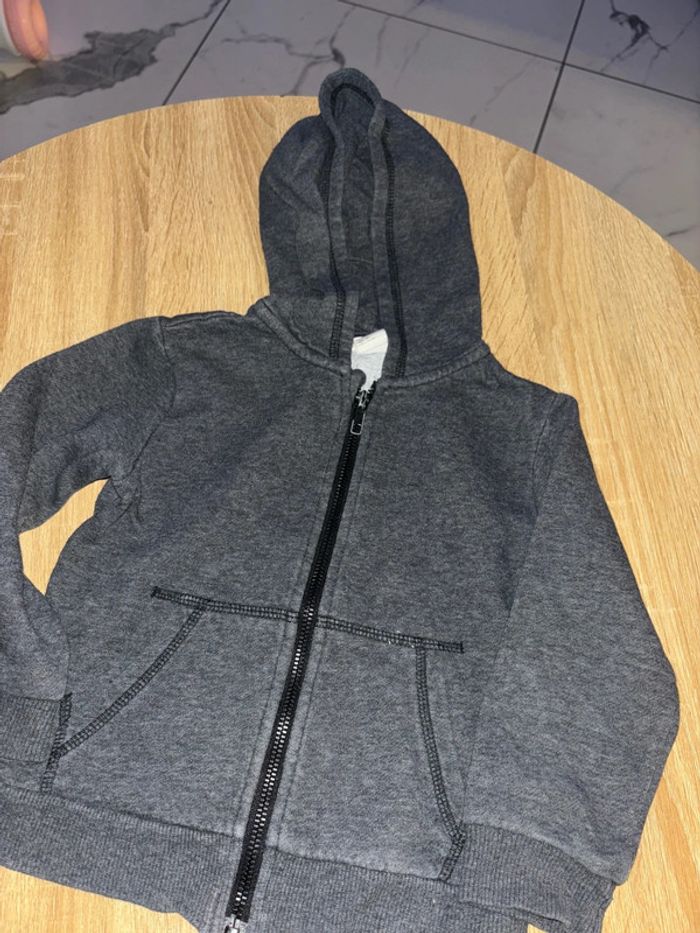 Veste gilet gris garçon. H&m taille 2 ans en bon état général - photo numéro 2