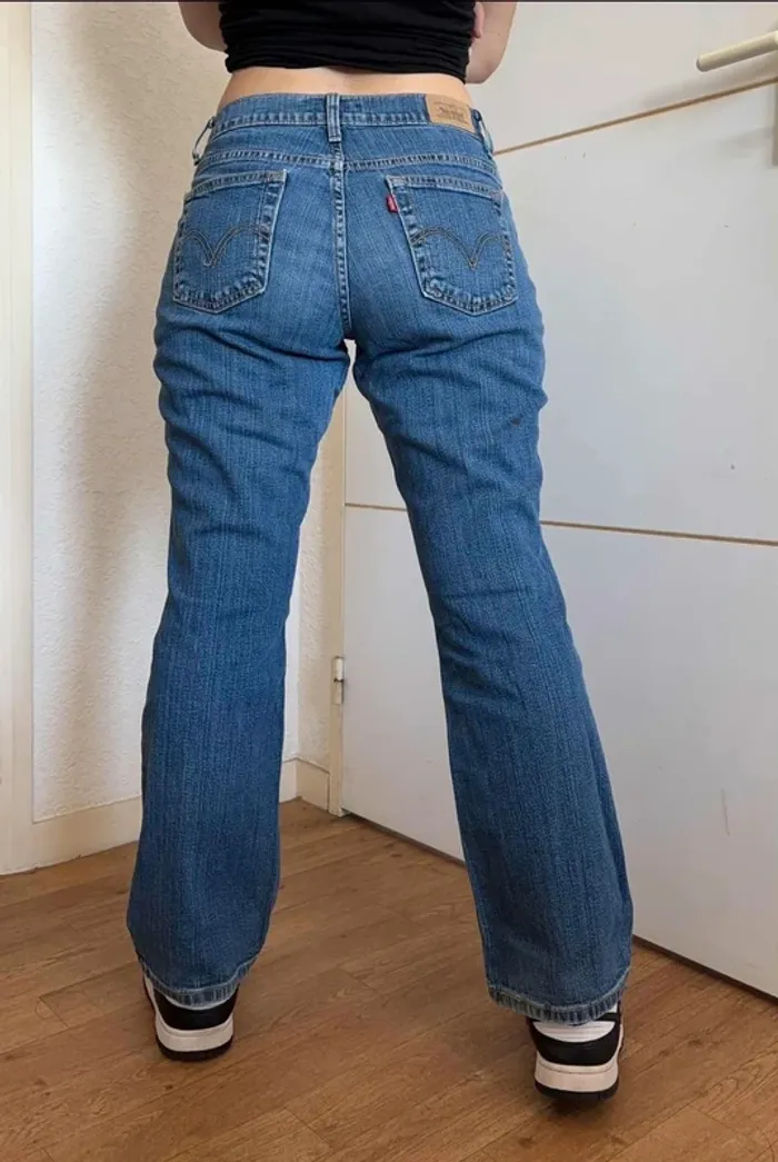 Jean Levi’s 550 Relaxed Bootcut femme bleu 2000s y2k Rare Collector taille 38/40 M/L us taille basse - photo numéro 2