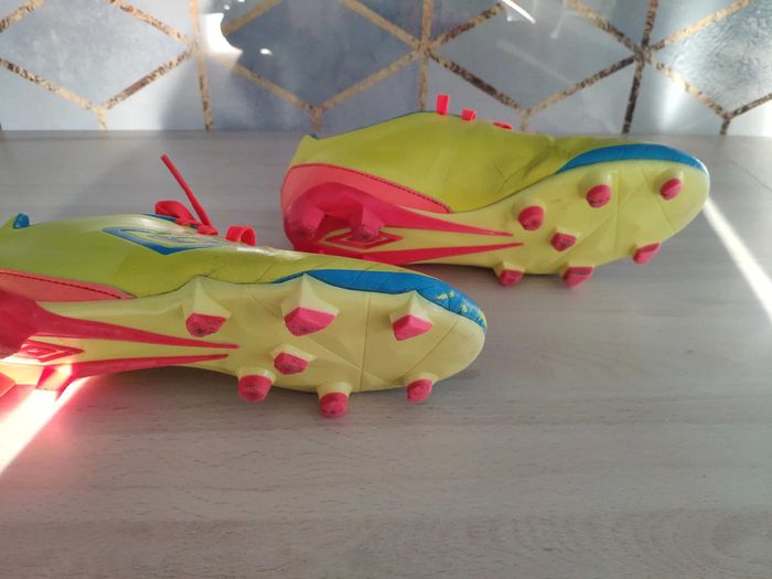 Chaussures de football à crampons taille 37.5 Umbro Velocita club - photo numéro 2