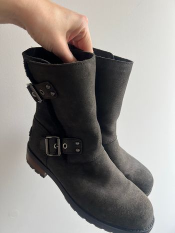 Boots bottines grises daim cuir suédée motardes biker UGG