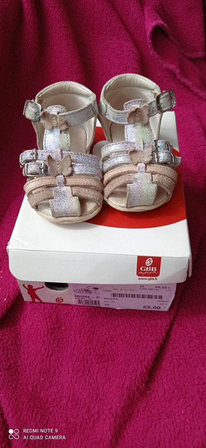 Jolie paire de sandales gbb