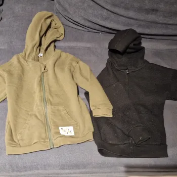 2 sweats kaki et noir taille 3 ans