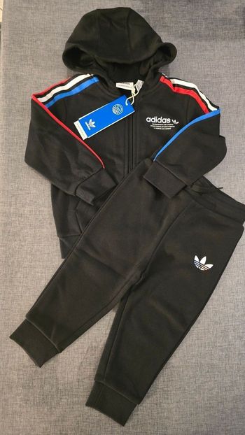 NEUFFFFF🎉🎉  (non porté)🏷🥰😍💙 SUPERBE  survetement ADIDAS 18 mois (86cm) garçon  (ferme) 😍🥰💙