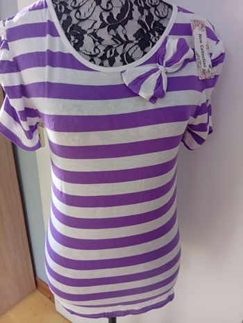 Joli tee-shirt avec p'tite dentelle à l' arrière