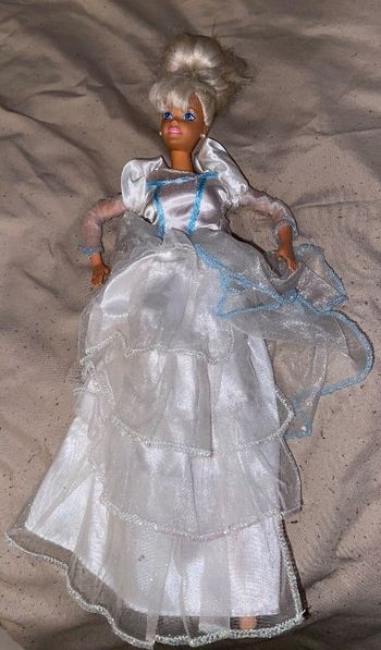 Belle Barbie robe bleu et blanc