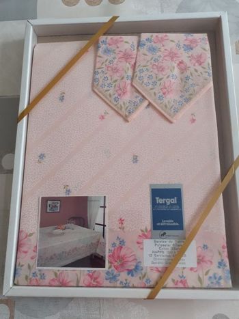 service de table vintage avec des motifs de fleurs