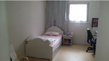 Lit et table de chevet fille