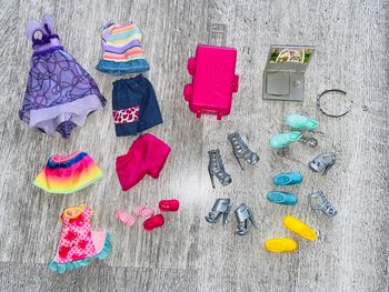 Lot vêtements et accessoires poupée Barbie 