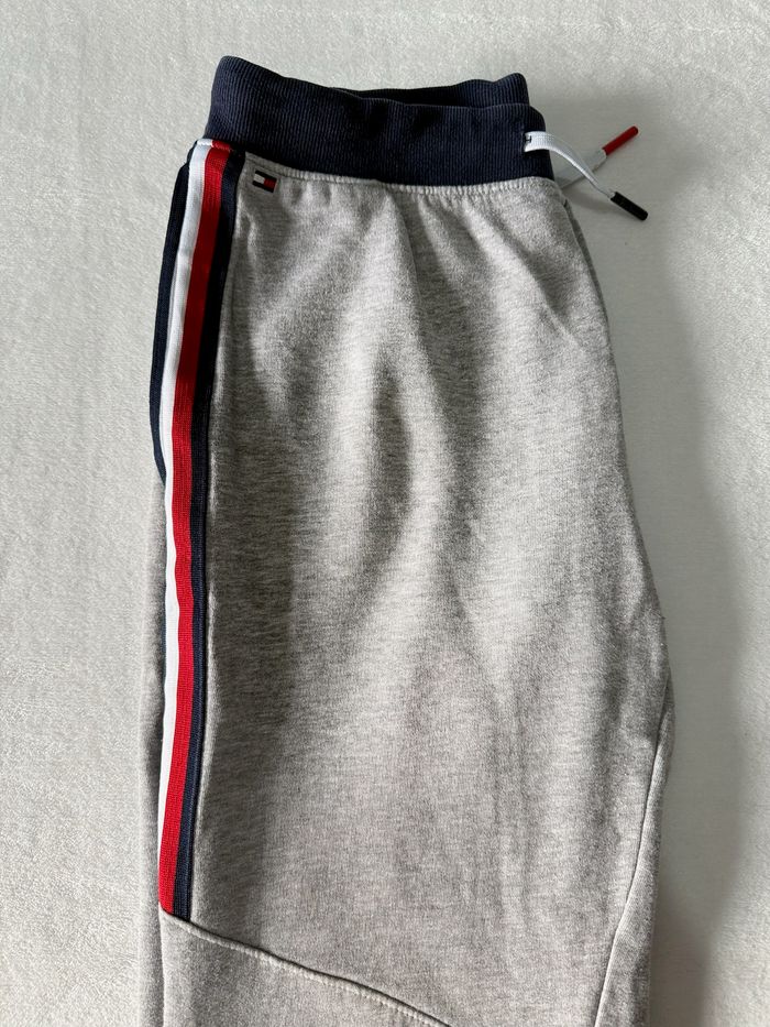 Pantalon de sport jogging coton gris Tommy Hilfiger taille L enfant ( 16-18 ) en très bon état - photo numéro 3
