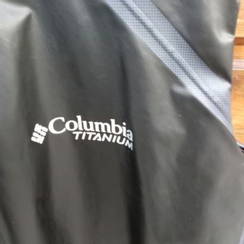 Blouson sans manches larges pour froid extrême protège vraiment du froid noir petite égratignure sur le devant bas taille grand homme et femme très utile extérieur froid travailleur où montagne agriculteurs tient très chaud intérieur allumium produit POLA