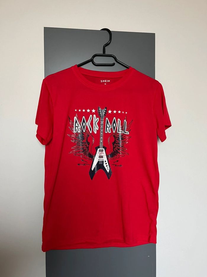 T-shirt rouge Rock Shein