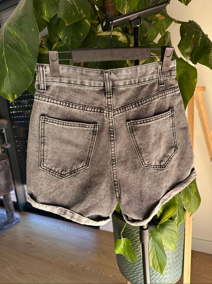 Short gris - photo numéro 2