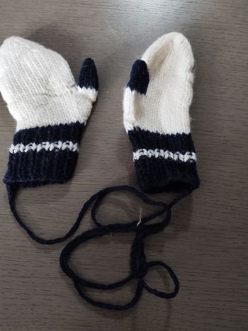 Moufles laine blanches et bleus bebe