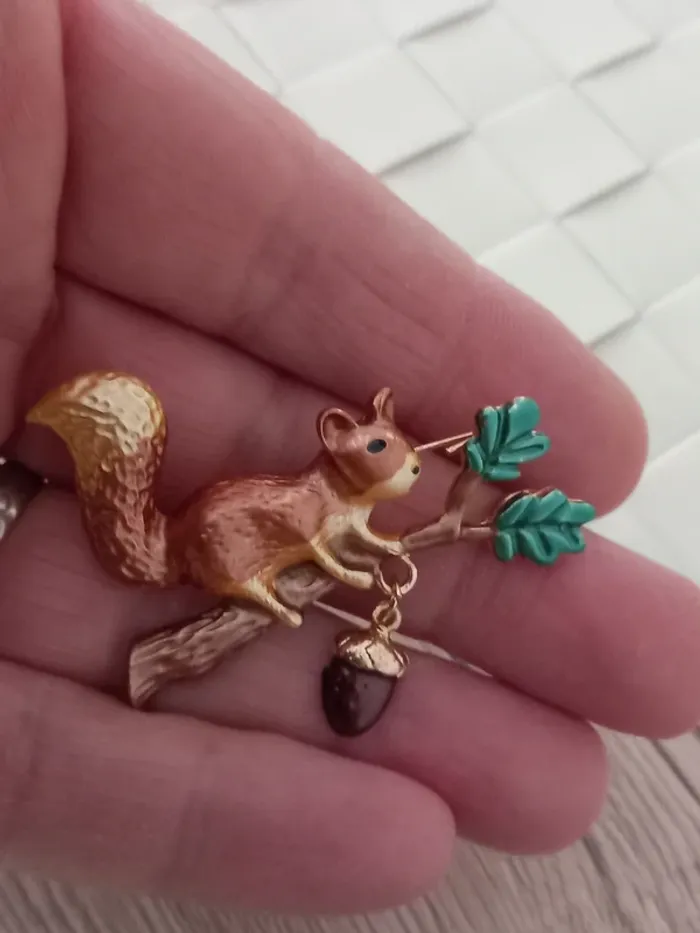 Très belle broche animalière en forme l'écureuil sur une branche avec un gland pendant - photo numéro 4