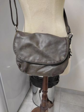 Beau sac à main gris