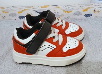 Basket rouge et blanche