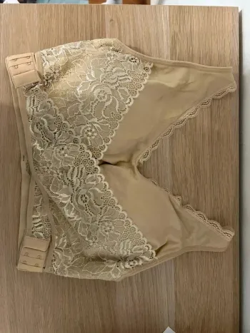 Brassière beige
