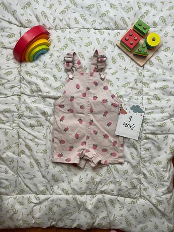 salopette short rose motifs fraises pressions entre les jambes 9/12 mois primark