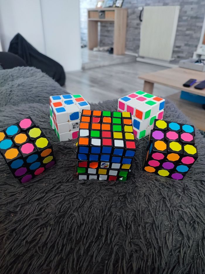 Lot 5 Rubik's cubes