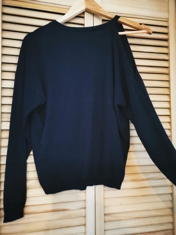 Pull fin bleu marine épaule dénudée - photo numéro 4