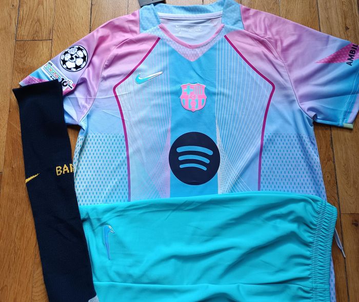 Maillot LAMINE YAMAL taille 8 ans kids football Barcelone  2026 chaussettes patchs - photo numéro 2