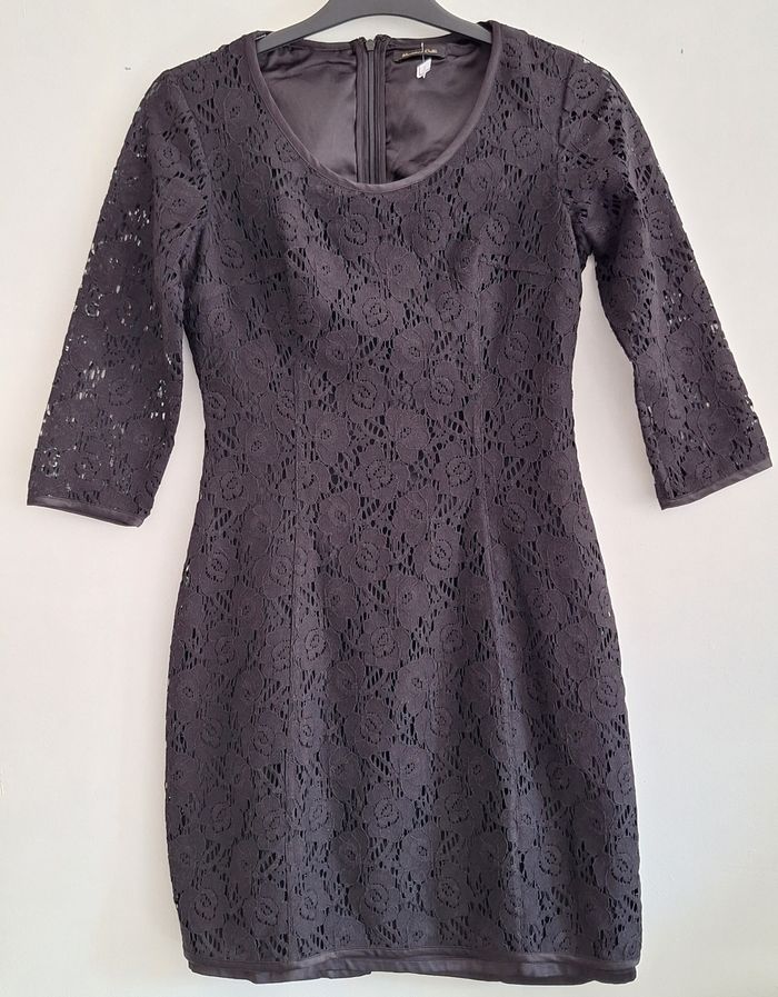 Robe couleur unie toute en dentelle