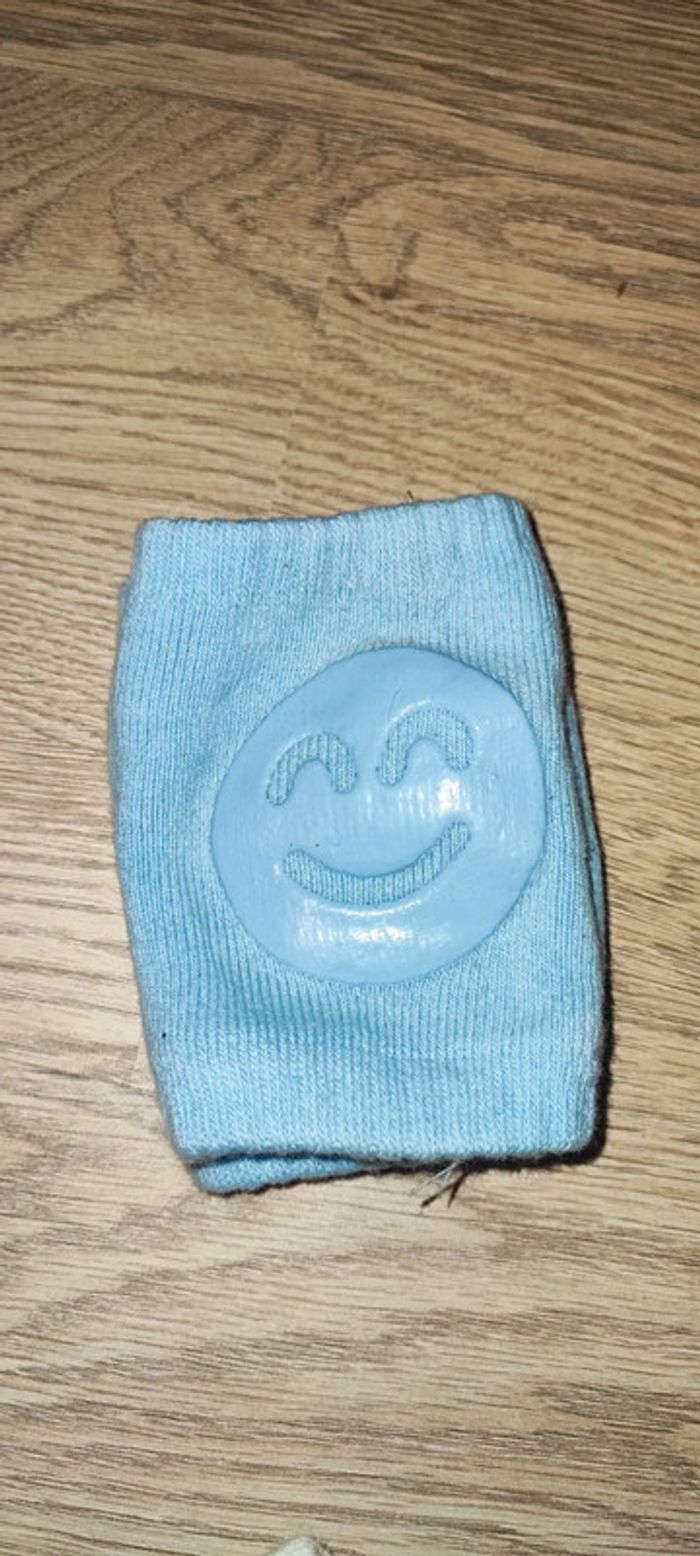 Lot 2 genouillères jamais porté+ plusieurs chaussettes offerte - photo numéro 2