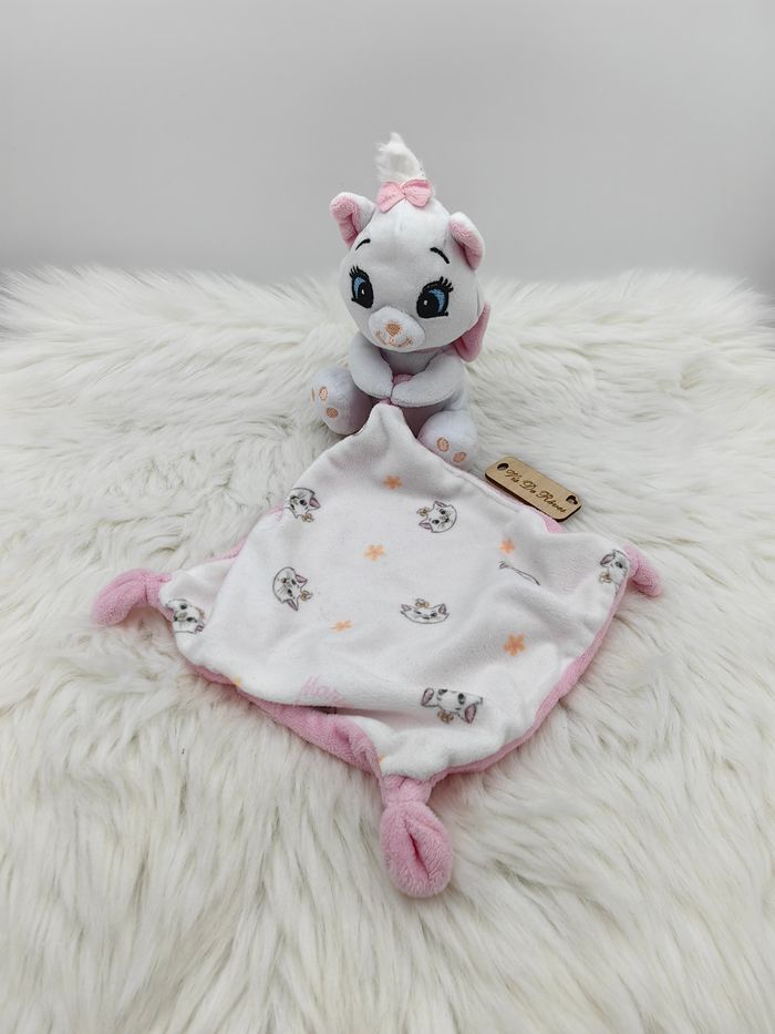 Doudou mouchoir marie Les Aristochats Disney têtes et fleurs e blanc et rose