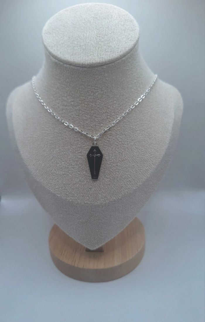 Collier cercueil noir