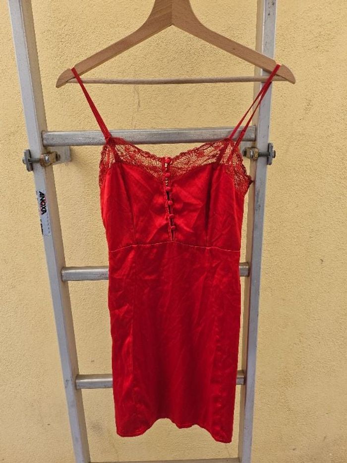 Nuisette rouge satine et dentelle