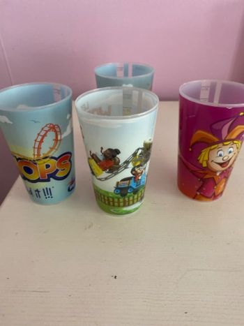 Quatre. Goblets en plastique