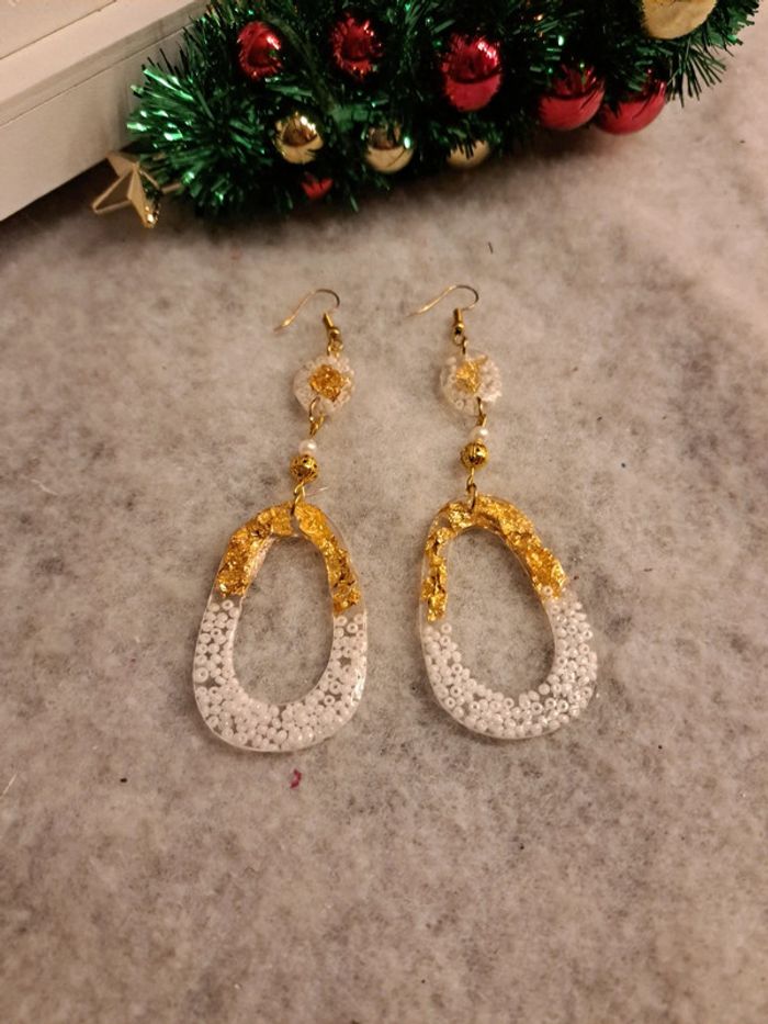 Boucles d'oreilles pendante en résine blanche et doré - photo numéro 8