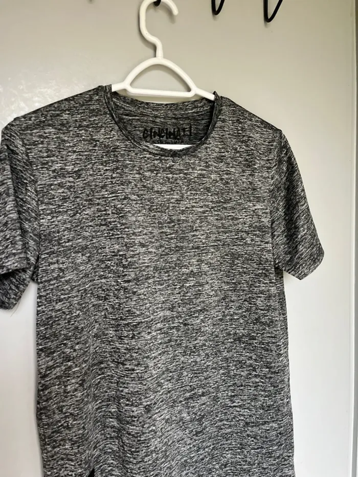 Teeshirt gris et noir - photo numéro 2