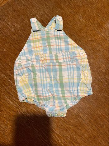 Salopette short blanche, orange, jaune, verte et bleu