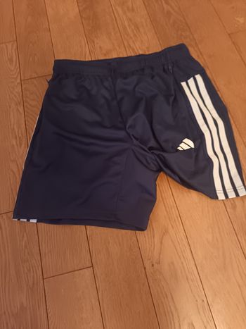 Short bleu addidas