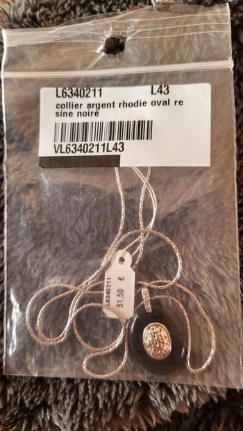 Collier argent et noir