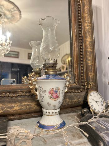🌟 Magnifique Lampe à Pétrole Ancienne en Porcelaine et Ornementations Dorées – Style Romantique 🌟