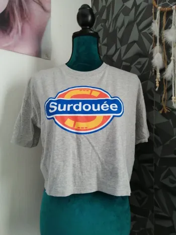 Tee shirt crop top gris avec logo surdouée / undiz / (S)