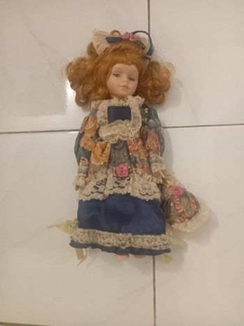 Poupee en porcelaine sans chaussure tres bonne etat