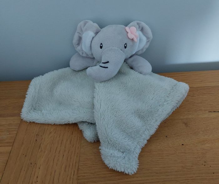 Doudou plat éléphant avec petite fleur rose