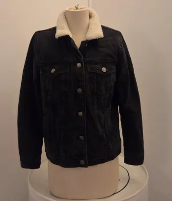 Veste en jean doublée effet mouton Bershka