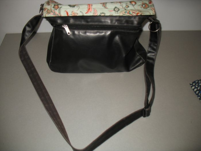 SAC A MAIN NOIR AVEC SON RABAT "PAPA PIQUE ET MAMAN COUD" - n°15 - photo numéro 2