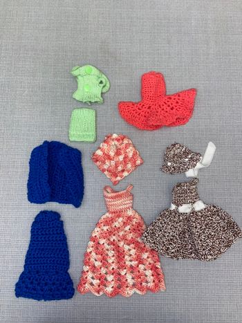 Lot vêtements poupée Barbie crochet 