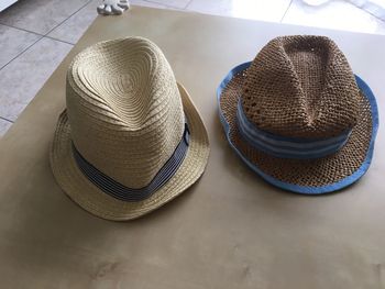 Lot de deux chapeaux de paille