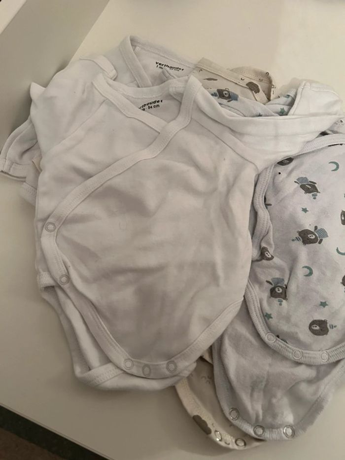 Lot bodies 1 mois - photo numéro 3